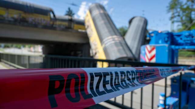 Güterzug-Waggons in München abgestürzt - Ein Toter