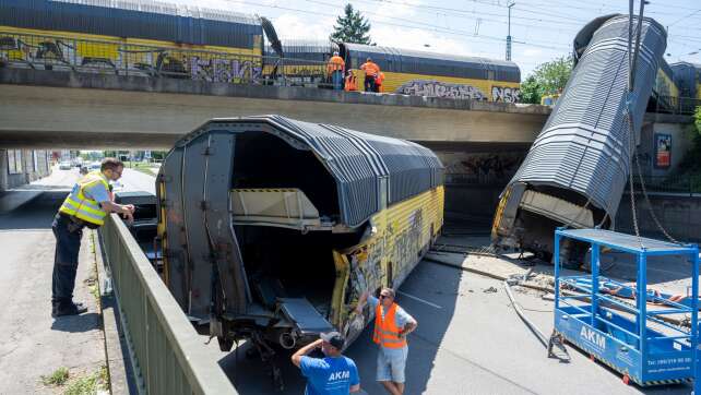 Güterzug-Waggons in München abgestürzt - Ein Toter