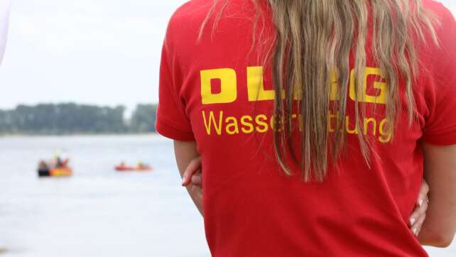 Drei Menschen nach Baden im Rhein vermisst