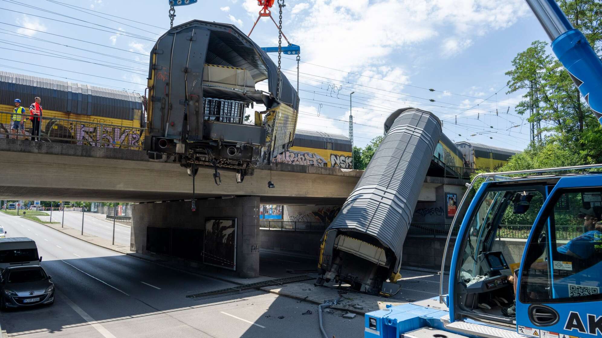 Nach dem Absturz zweier Güterzug-Waggons von einer Brücke