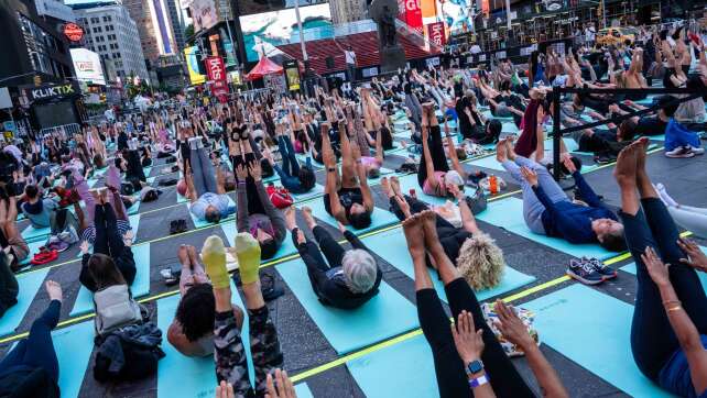Mattenmeer in Manhattan - Yogafans übernehmen Times Square