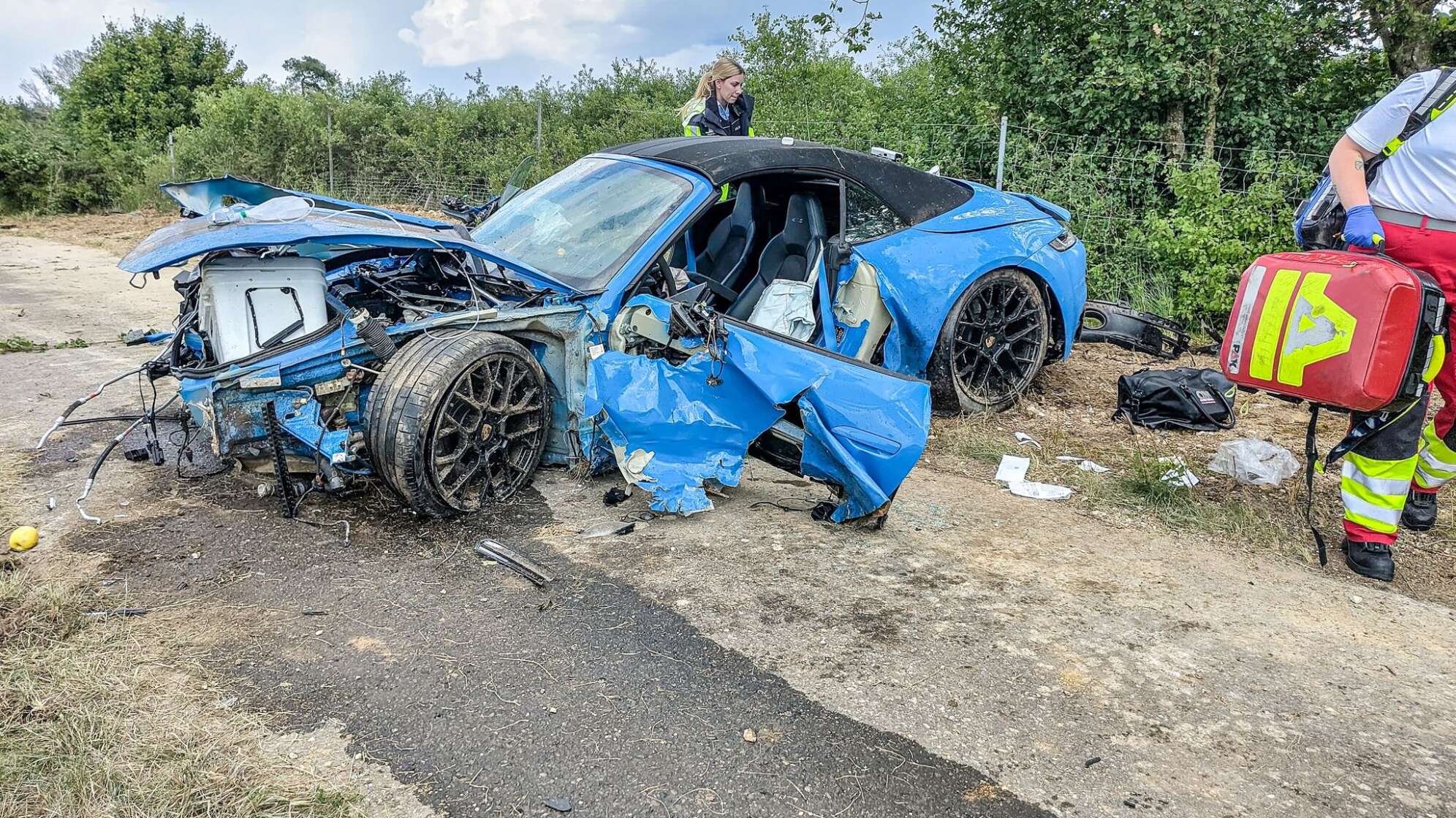 Sportwagen überschlägt sich - Beifahrerin stirbt
