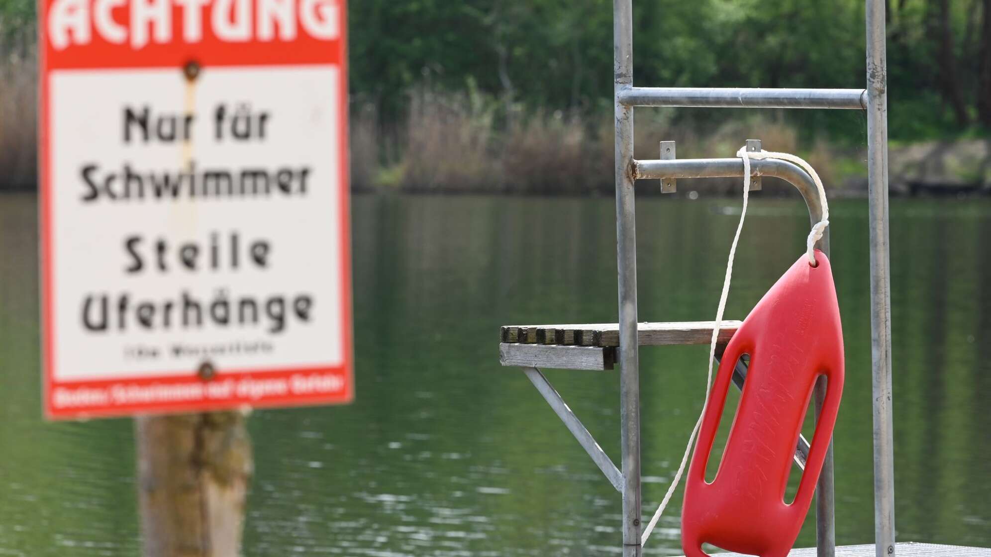Hinweisschild am Strand des Heidebades in Halle