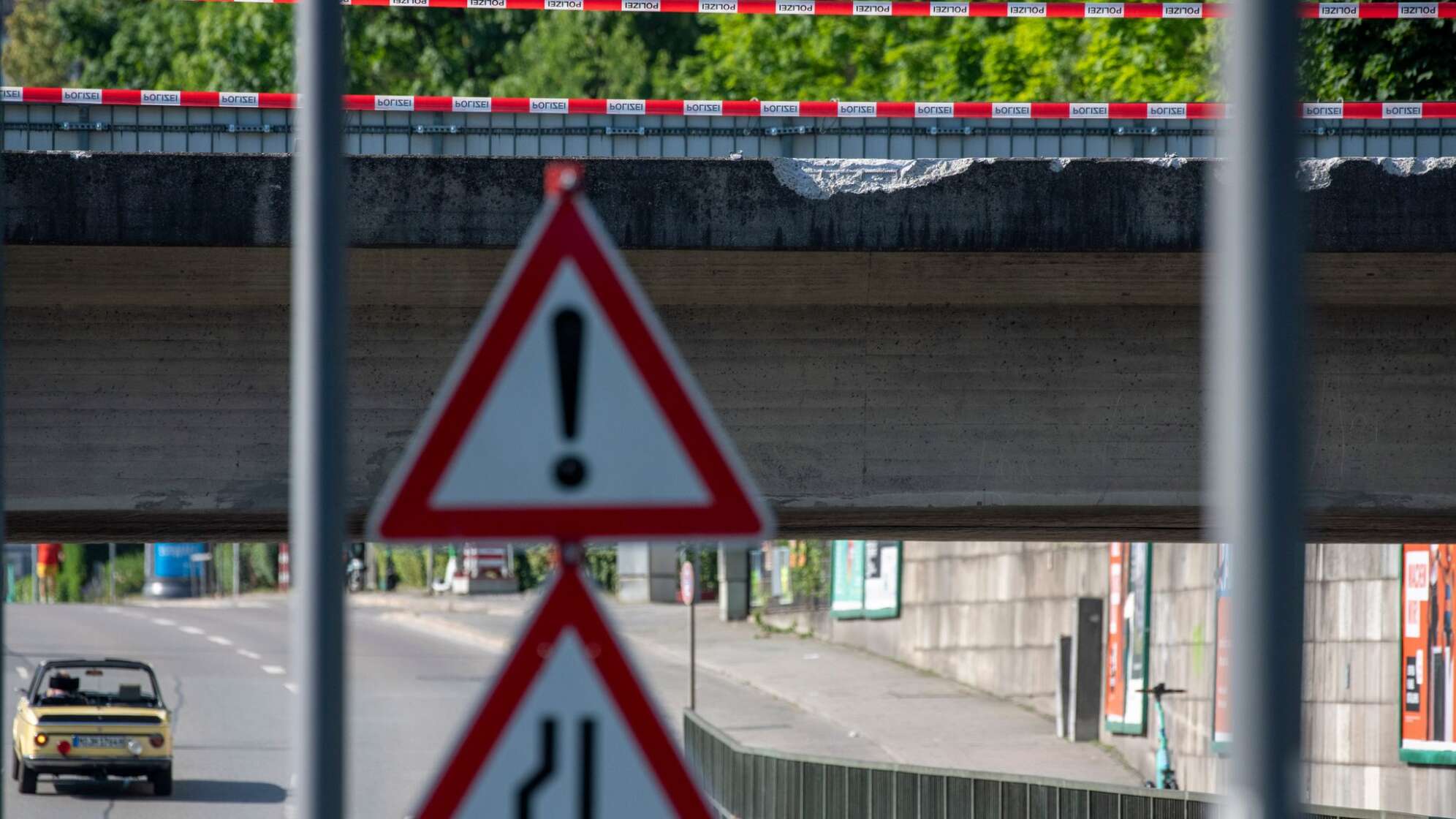 Nach dem Absturz zweier Güterzug-Waggons von einer Brücke