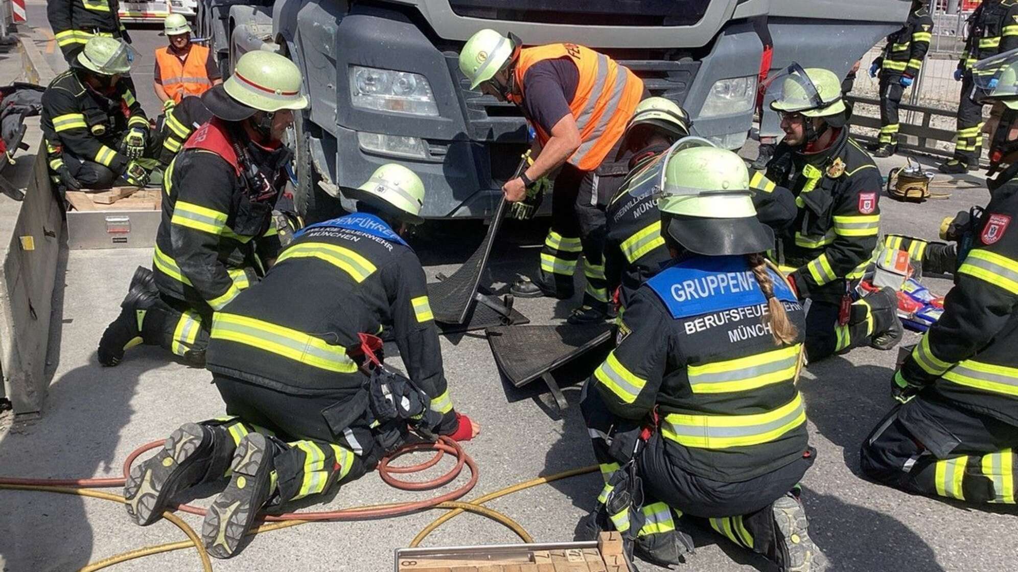Feuerwehrleute bergen verletzte Frau unter Lastwagen