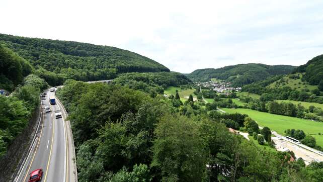 Gefahrgut legt A8 lahm – Evakuierungen und Waldbrandgefahr