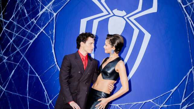 Tausende Fans feiern Tom Holland und Zendaya in Berlin