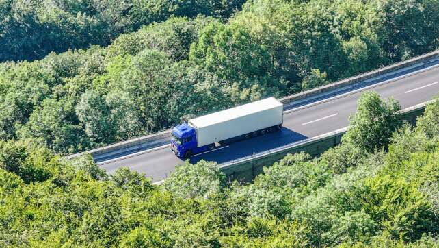 Explosives Gefahrgut legt A8 lahm – Evakuierungen und Stau