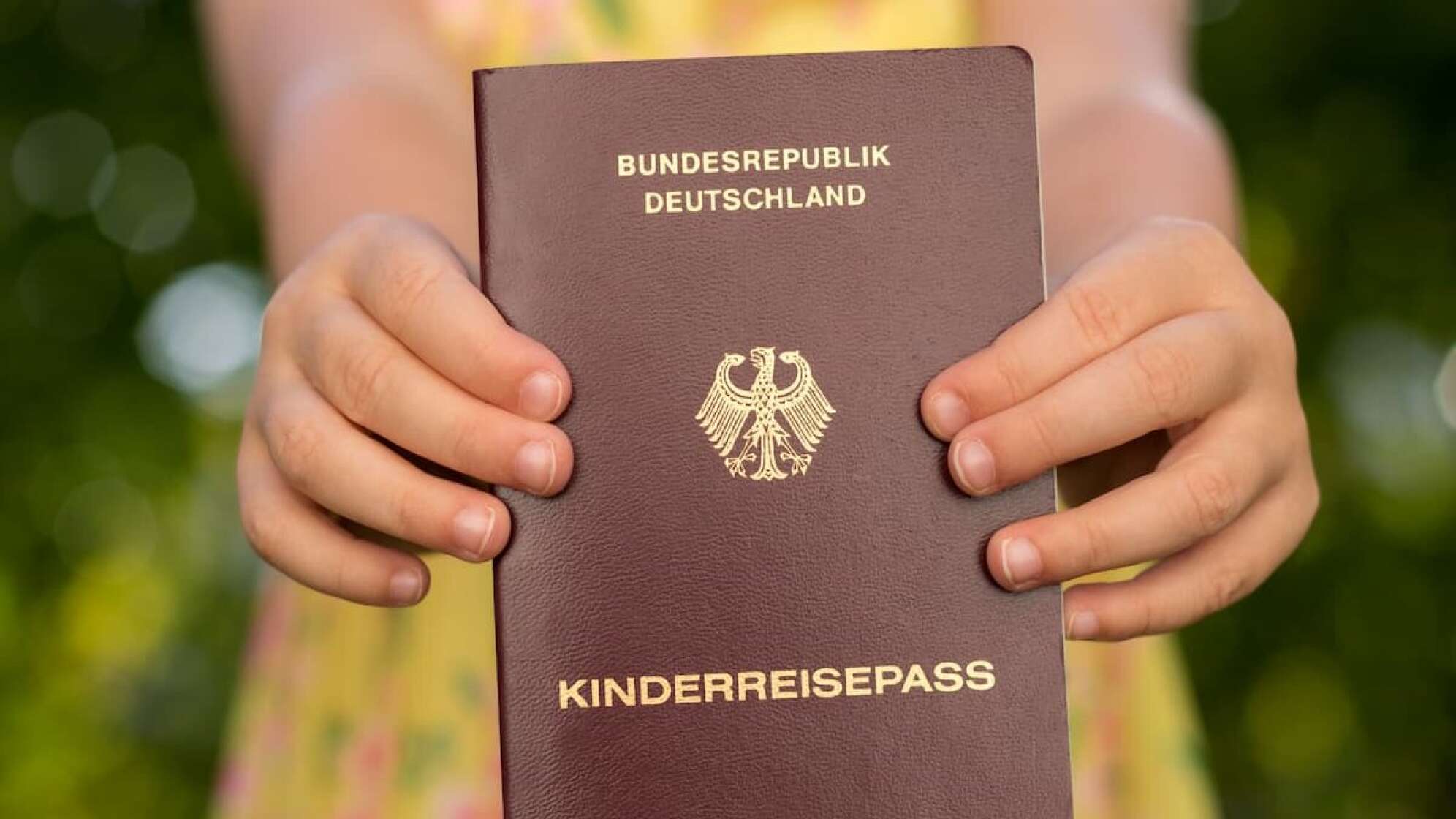 Kinderpass in Kinderhänden