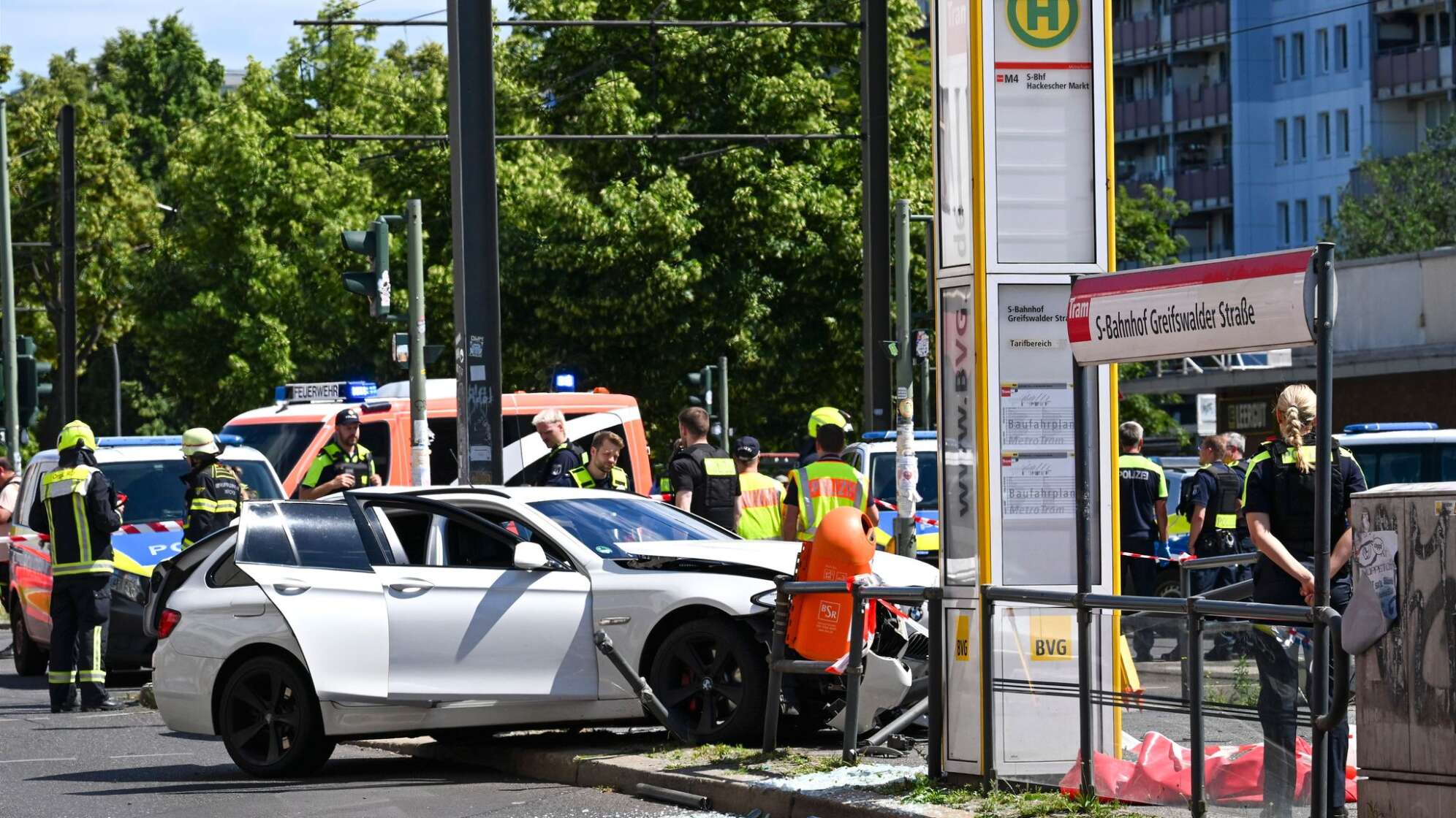 Schwerer Autounfall an Tramhaltestelle in Prenzlauer Berg