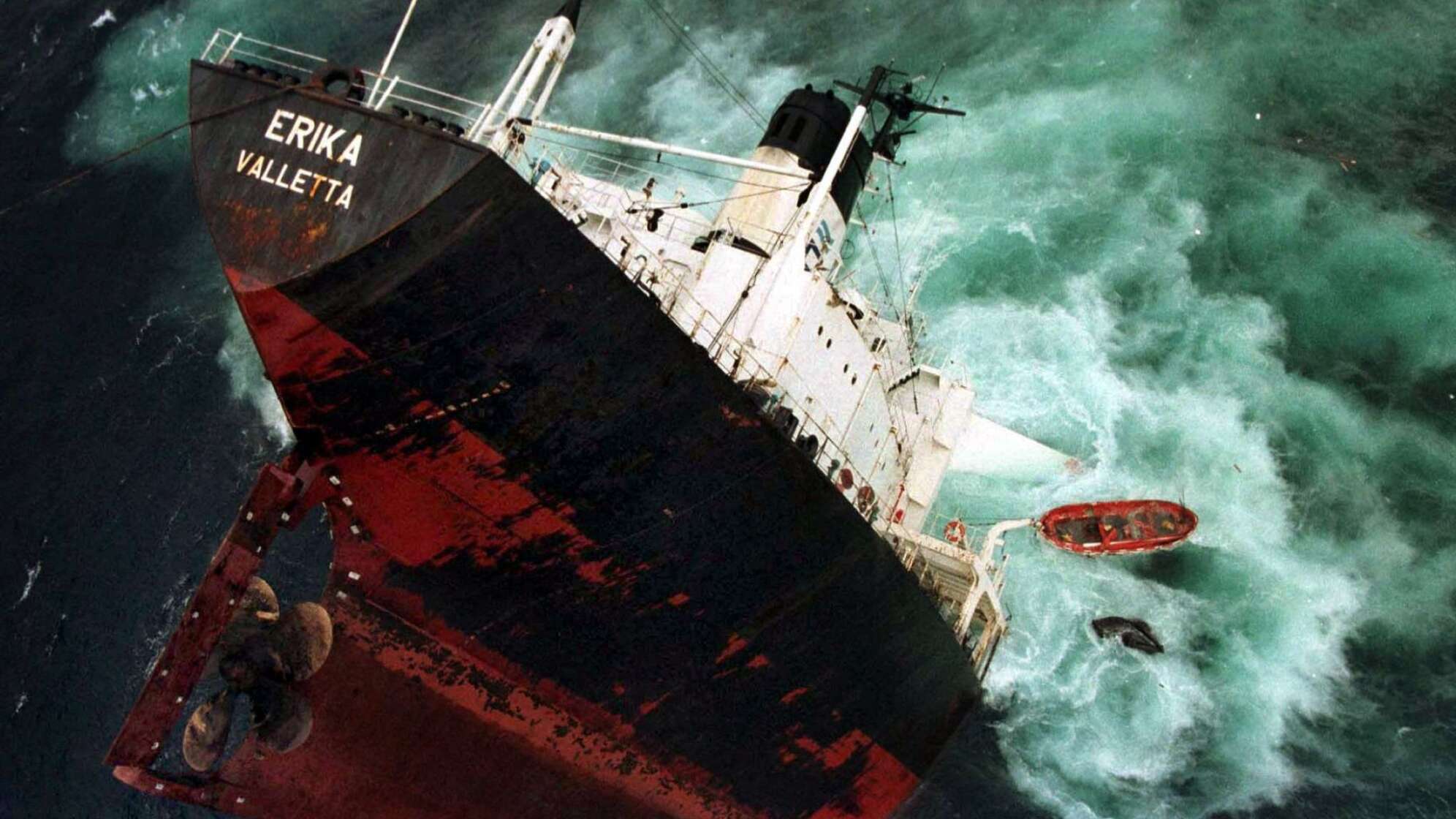 Jahre nach Havarie der Erika - Marine dichet Risse im Wrack