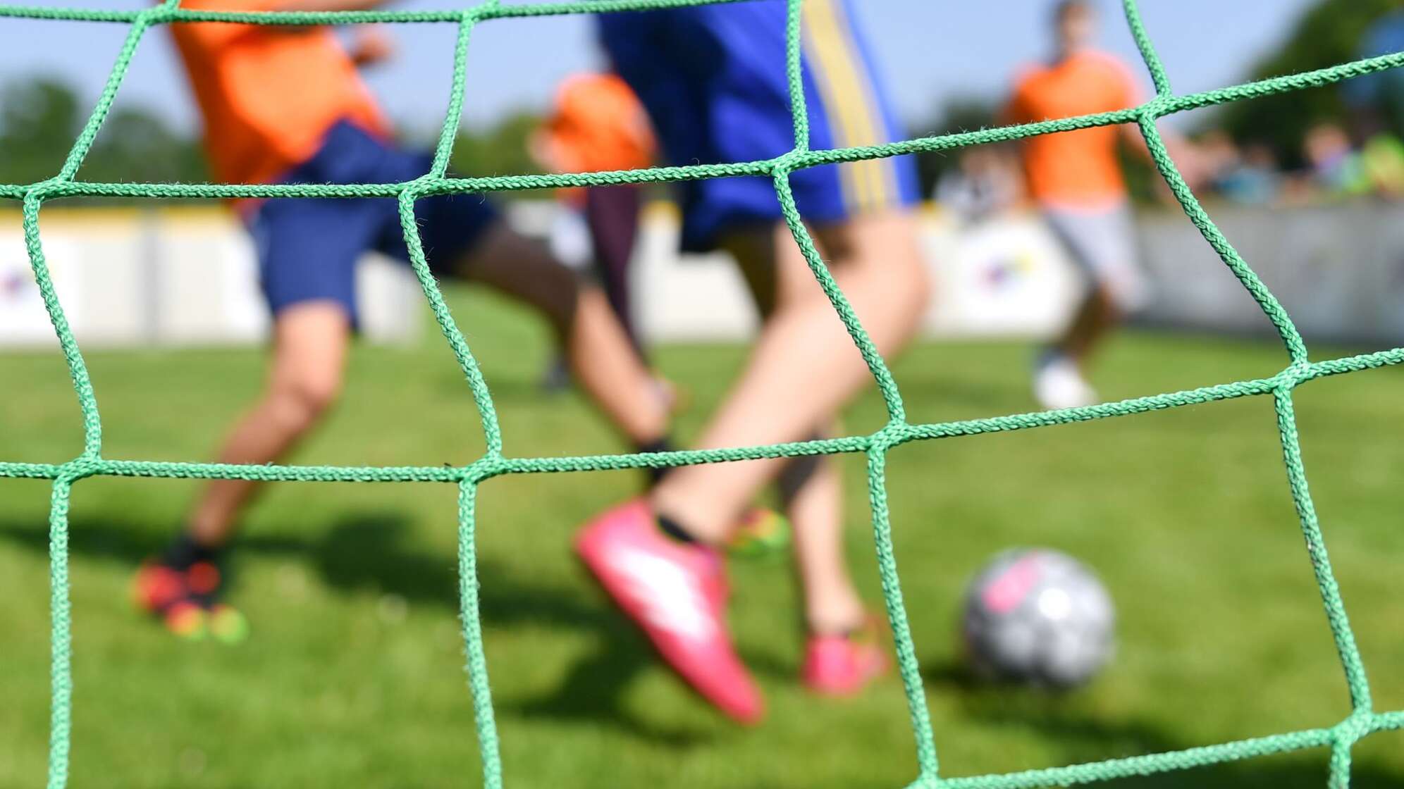 Kinder spielen Fußball
