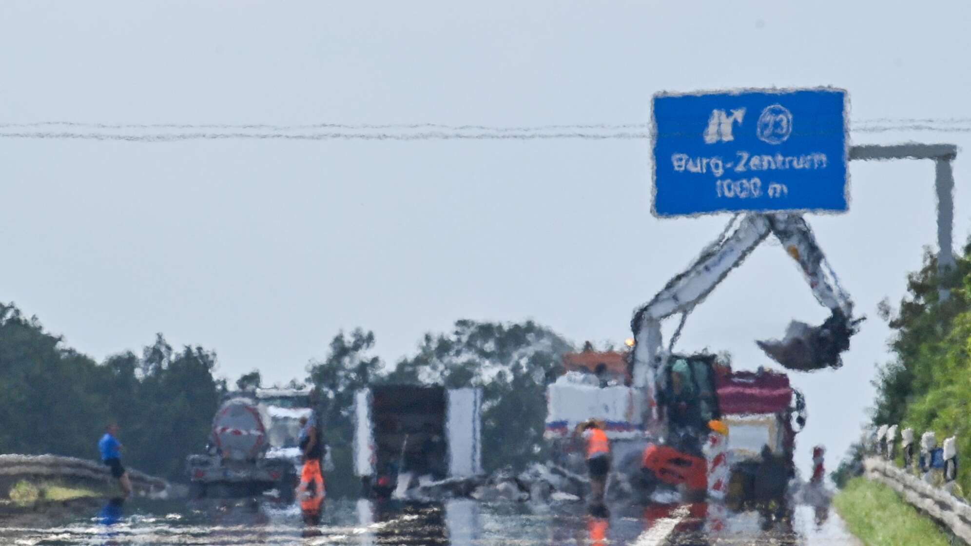 A2 bei Burg wegen Hitzeschäden gesperrt