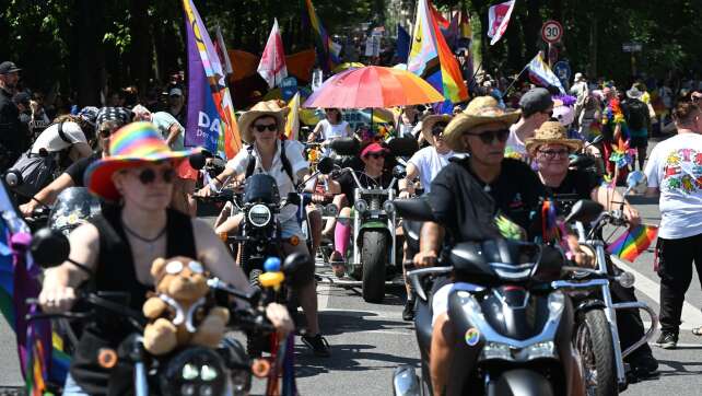 Tausende Menschen feiern CSD in München