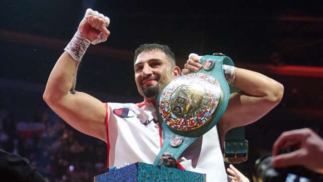 Schwergewichts-Weltmeister: Boxer Kabayel jubelt über Titel