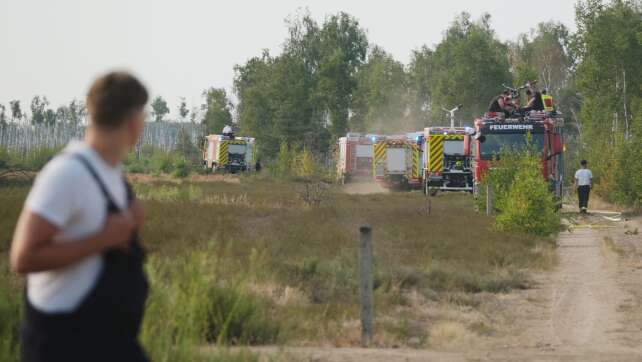 Feuerwehr bekämpft Waldbrand in der Gohrischheide