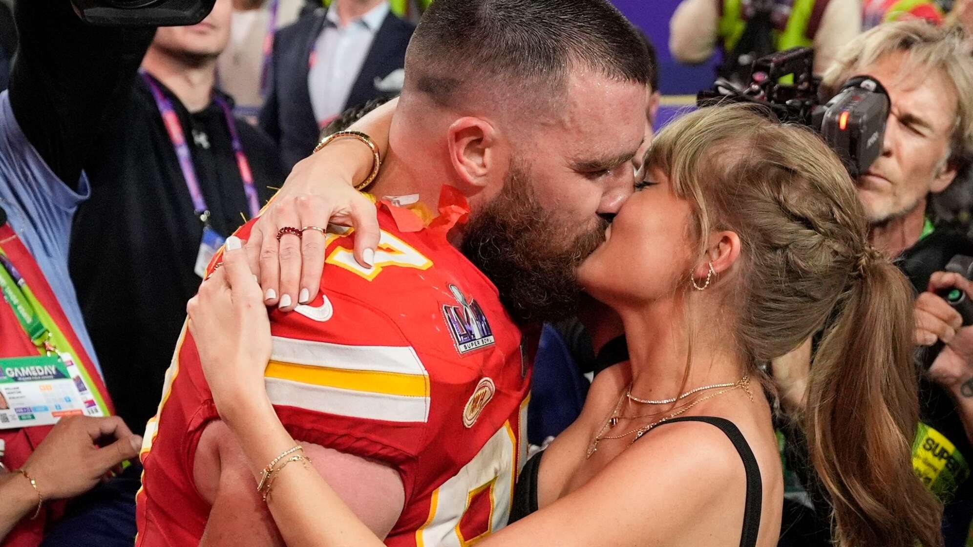 Taylor Swift küsst Travis Kelce