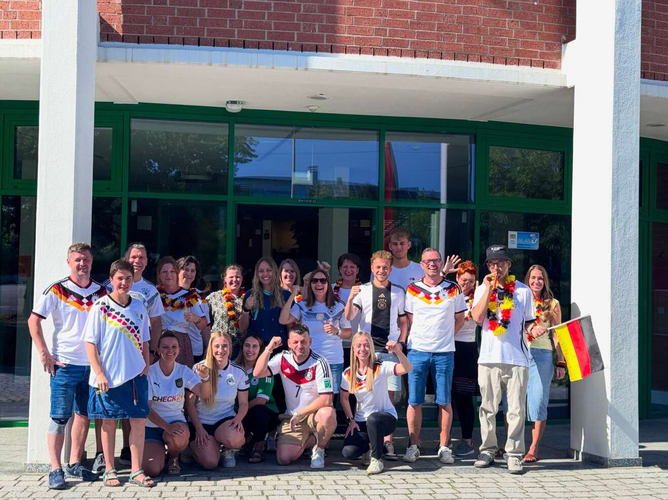 Mitarbeiter der Gemeinde Kümmersbruck vor ihrem Rathaus