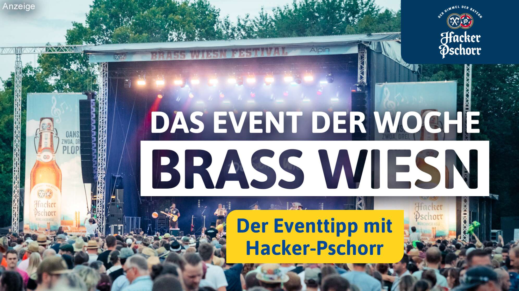 Werbegrafik „Das Event der Woche – Brass Wiesn“: Große Festivalbühne mit Blasmusik-Band und bunten Lichtern vor vielen Besuchern im Freien, seitlich Werbebanner von Hacker-Pschorr, oben rechts das Brauerei-Logo, gelber Kasten mit Text „Der Eventtipp mit Hacker-Pschorr“ – Open-Air-Brass-Festival in Bayern.