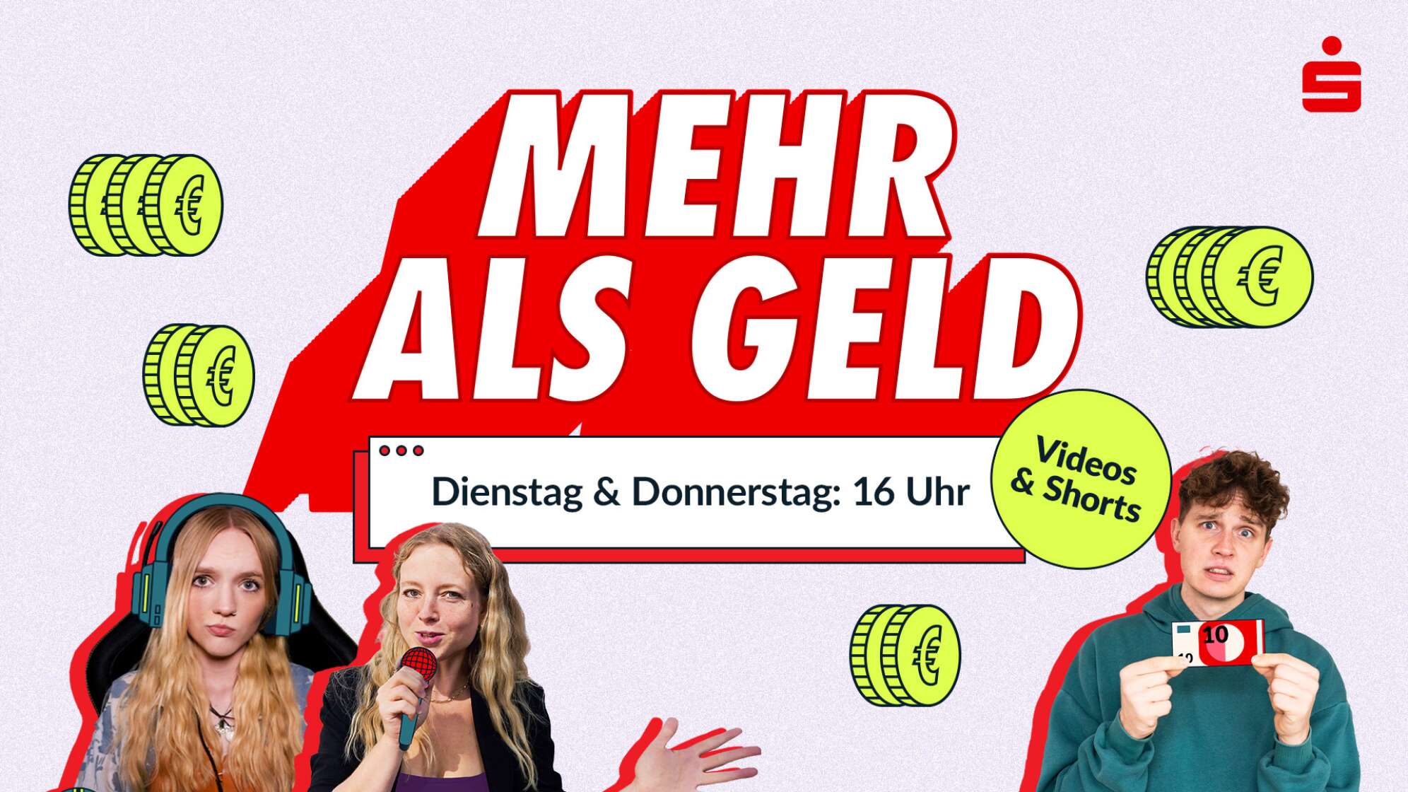 YouTube-Banner „Mehr als Geld“ der Sparkasse: großer roter Schriftzug vor hellem Hintergrund, daneben gezeichnete Geldmünzen mit Euro-Symbol, unten drei junge Moderator:innen mit Mikro, Kopfhörern und Geldschein, Text „Dienstag & Donnerstag: 16 Uhr – Videos & Shorts“ – Finanz- und Jugendformat der Sparkasse für Themen rund ums Geld und Leben auf dem Schulhof.