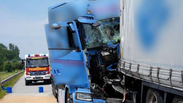Stau nach Unfall mit mehreren Lastwagen auf der A93
