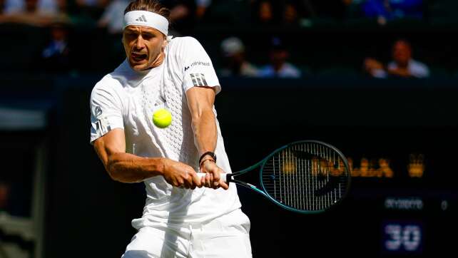 Zverev zieht trotz Problemen in zweite Wimbledon-Runde ein
