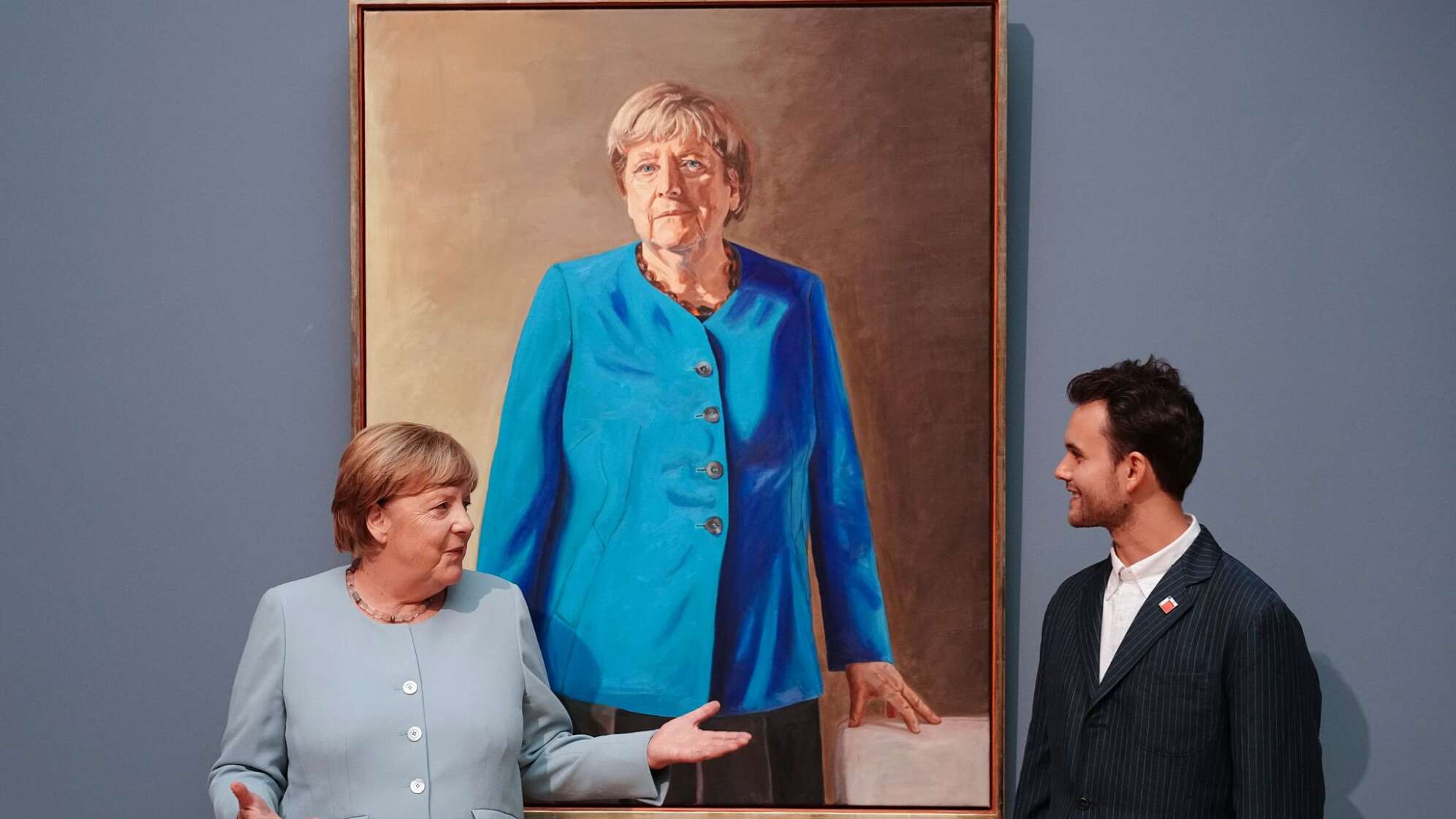 Präsentation von Porträt von Ex-Kanzlerin Merkel