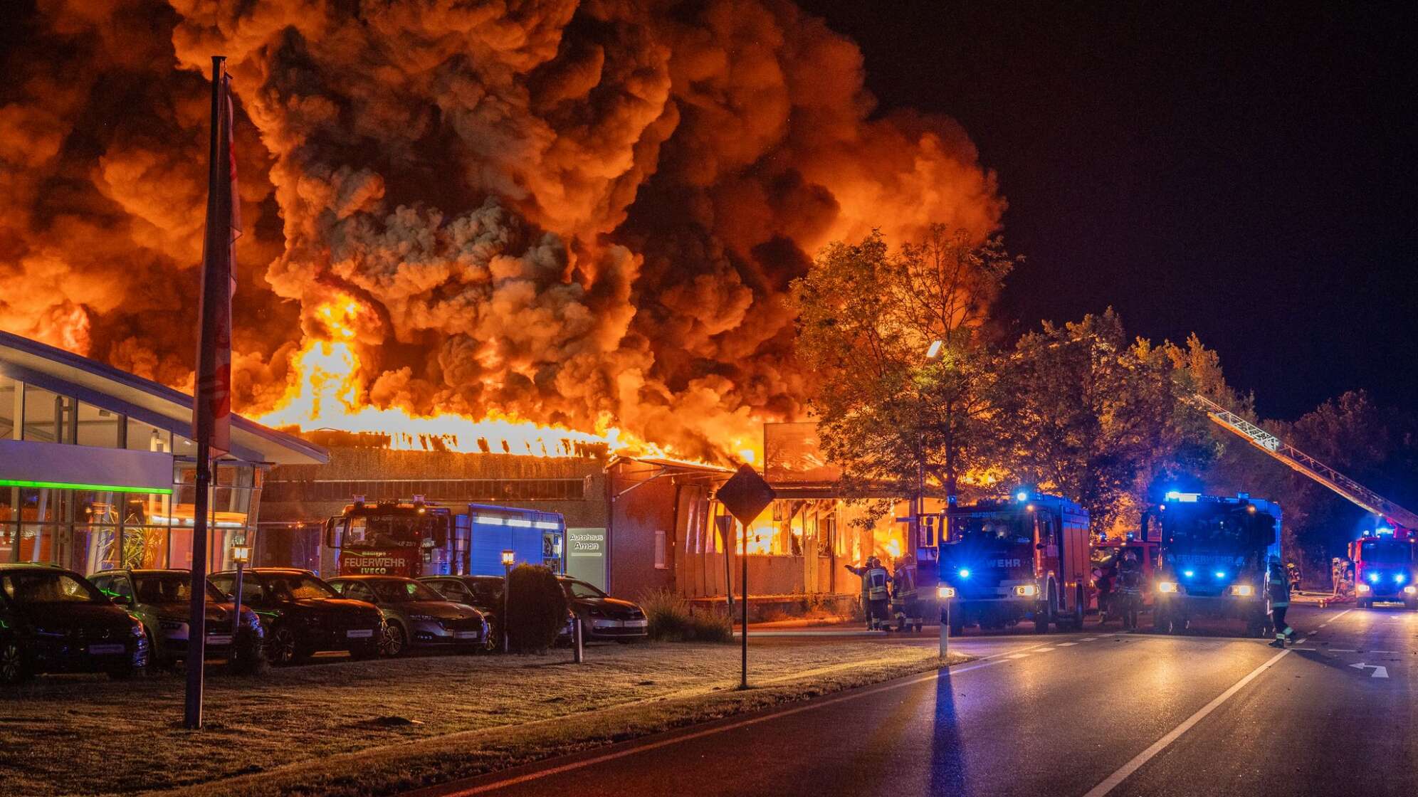 Brand in Lagerhalle mit Särgen