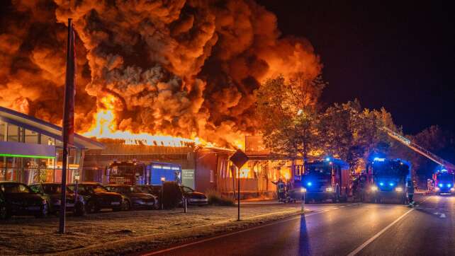 Lagerhalle mit Särgen brennt - Feuerwehrleute verletzt