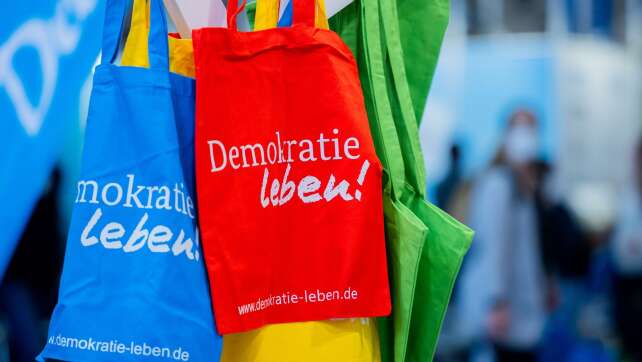 «Demokratie leben!»: Prien bezieht Verfassungsschutz mit ein
