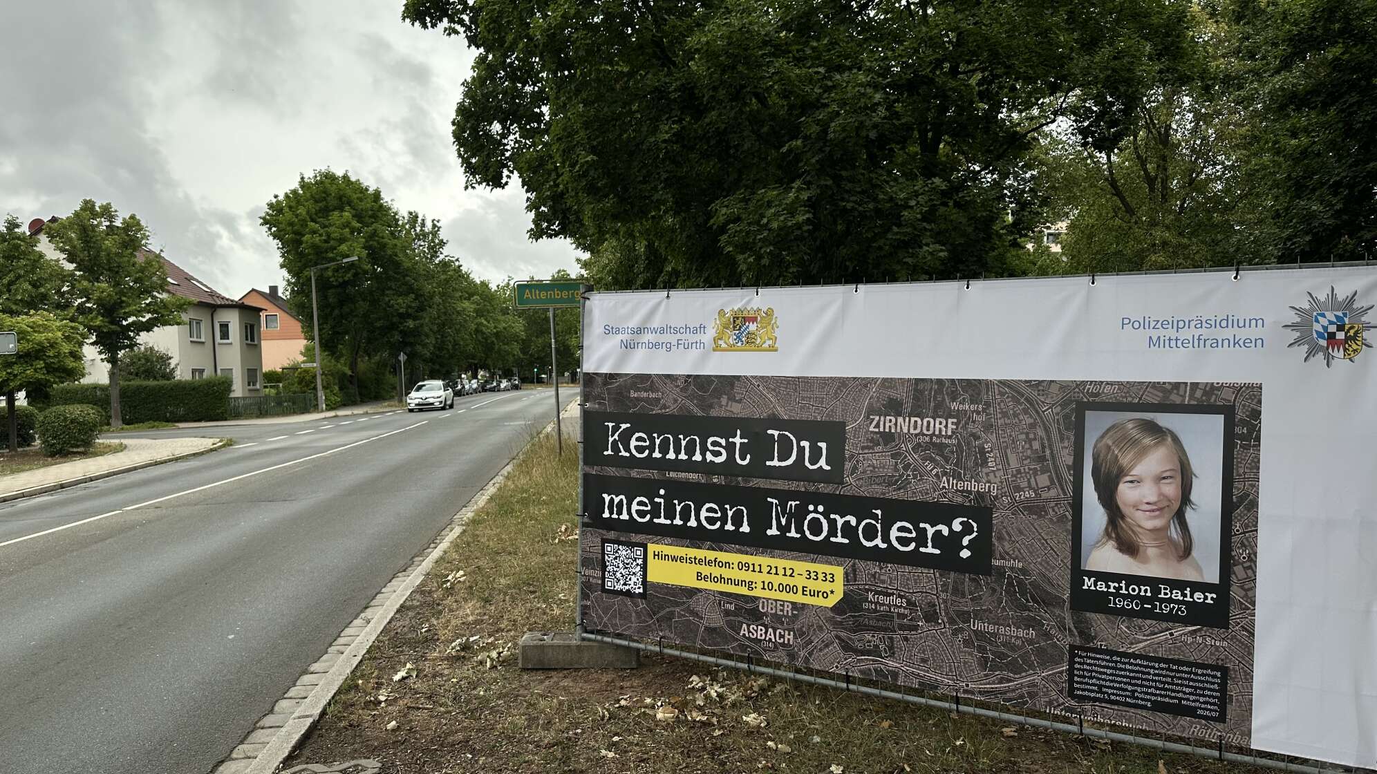 Fahndungsplakat auf Bauzaun