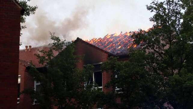 Zwei Tote bei Dachstuhlbrand in Krankenhaus: Viele Verletzte