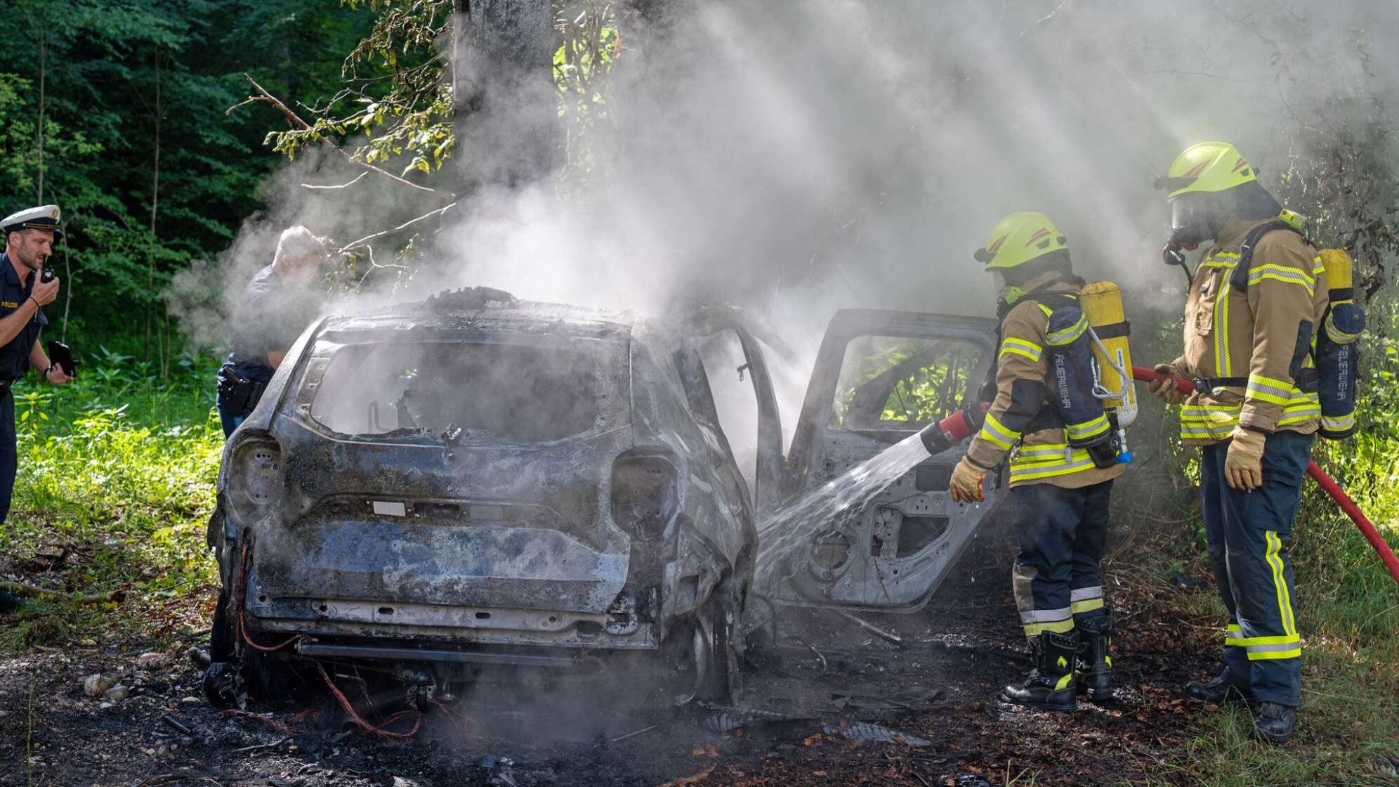 Auto prallt gegen Baum und brennt aus
