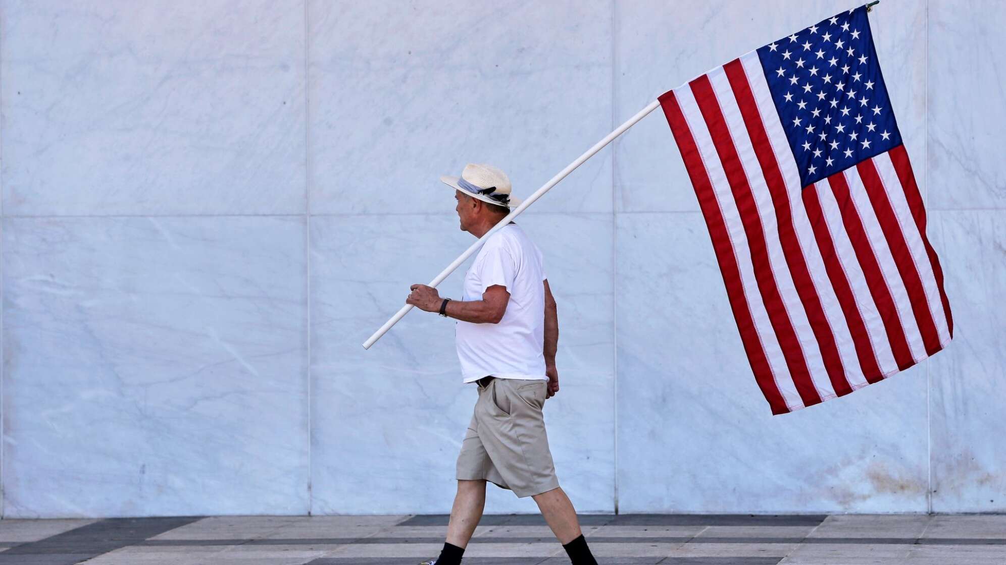 Mann mit US-Flagge