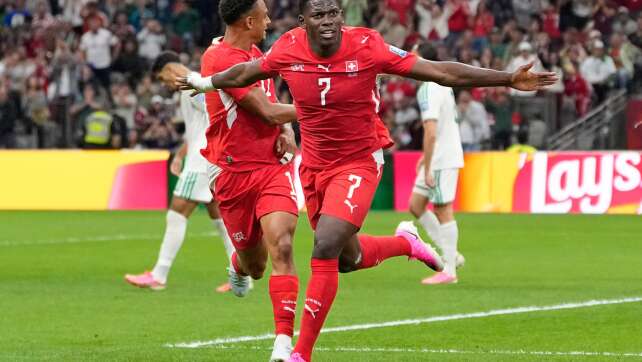 Manzambi leitet ein: Schweiz mühelos ins WM-Achtelfinale