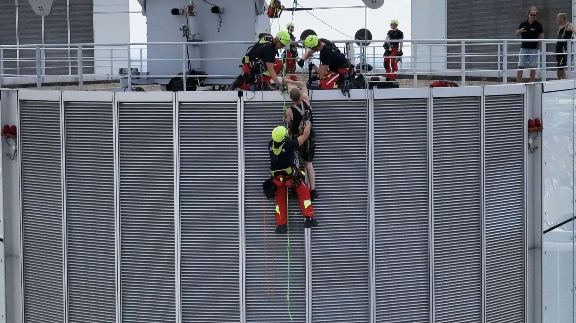 Höhenretter der Feuerwehr Frankfurt retten Gebäudereiniger