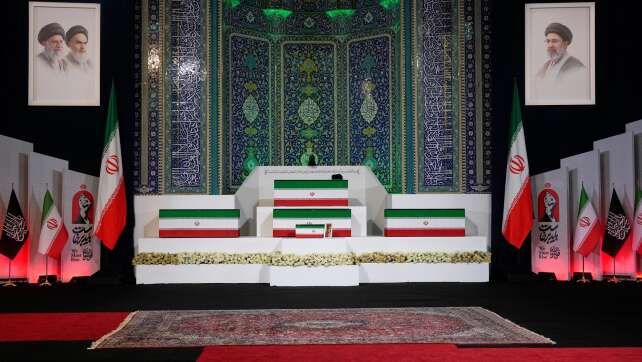 Iran beginnt öffentliche Trauerfeiern für Chamenei