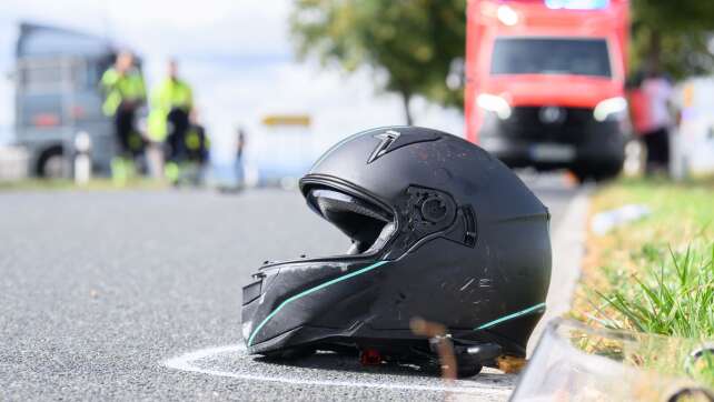 Motorradfahrer gerät in Gegenverkehr und stirbt