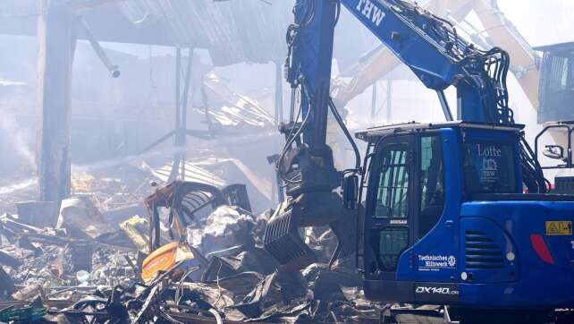 Feuerwehr löscht weiter Glutnester auf Stuttgarter Großmarkt
