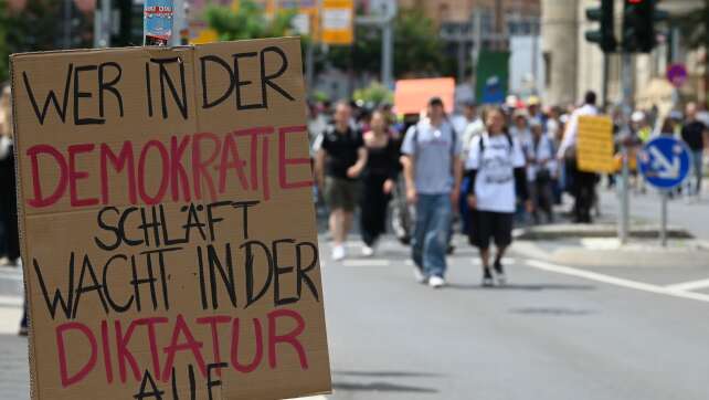 Tausendfacher Protest gegen die AfD - Spitzenduo bestätigt