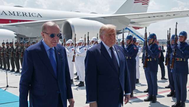 Trump ist zum Nato-Gipfel in Ankara angekommen