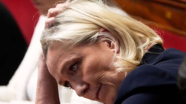 Gericht verurteilt Le Pen zu einem Jahr Haft mit Fußfessel