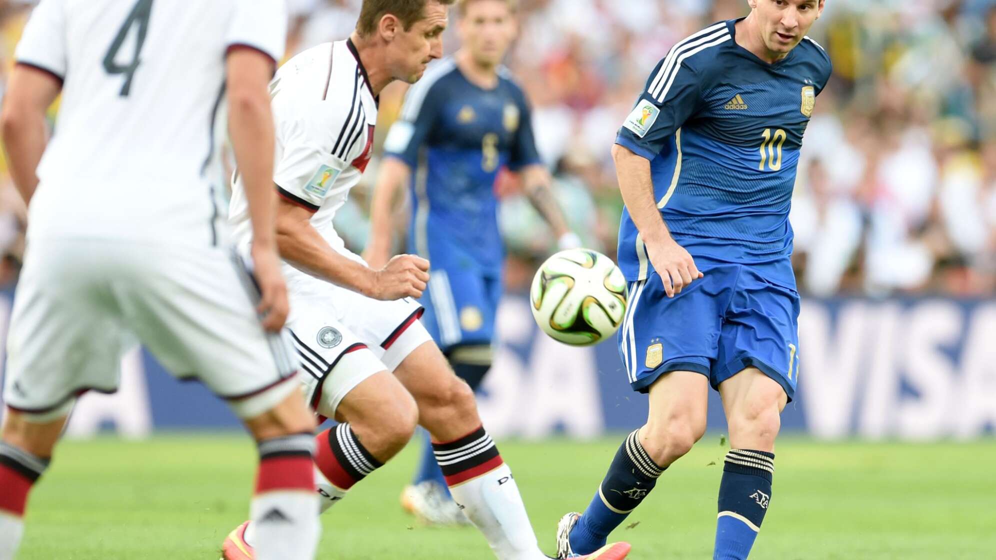 Lionel Messi (r) und Miroslav Klose