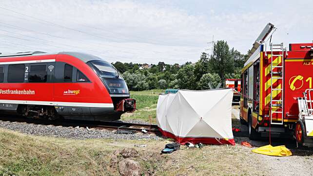Radlerin wird von Regionalbahn erfasst und stirbt