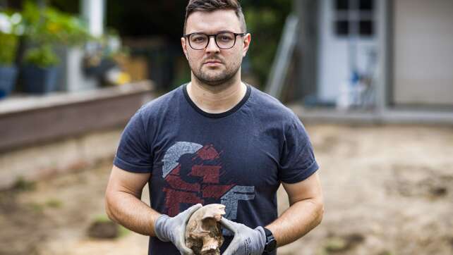 Familie findet kistenweise Knochen im Garten