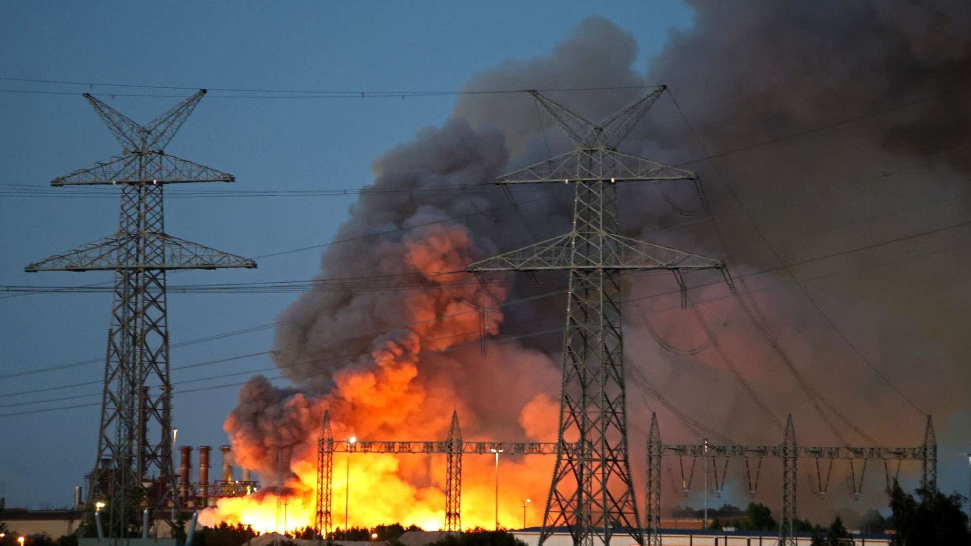 Großer Schrottberg bei Salzgitter AG in Flammen