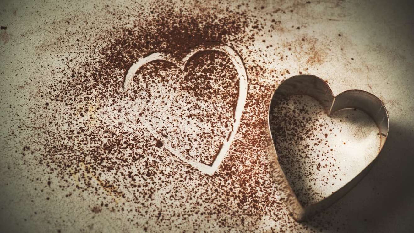 Herz aus Schokoladenpulver