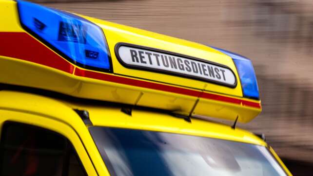 Rollerfahrer schwebt nach Kollision mit Auto in Lebensgefahr