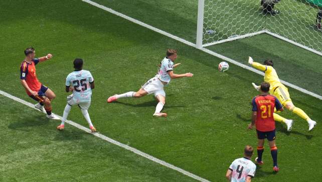 Merino erlöst Spanien: Belgiens Torwart-Drama