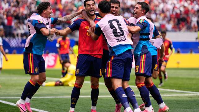 Merino erlöst Spanien bei belgischem Torwart-Drama